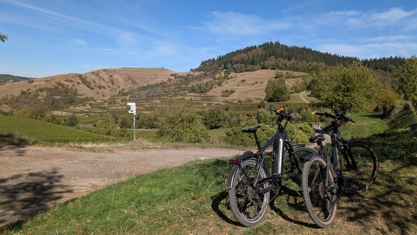 Zwei Fahrräder vor den Hängen und Reben des Kaiserstuhls.