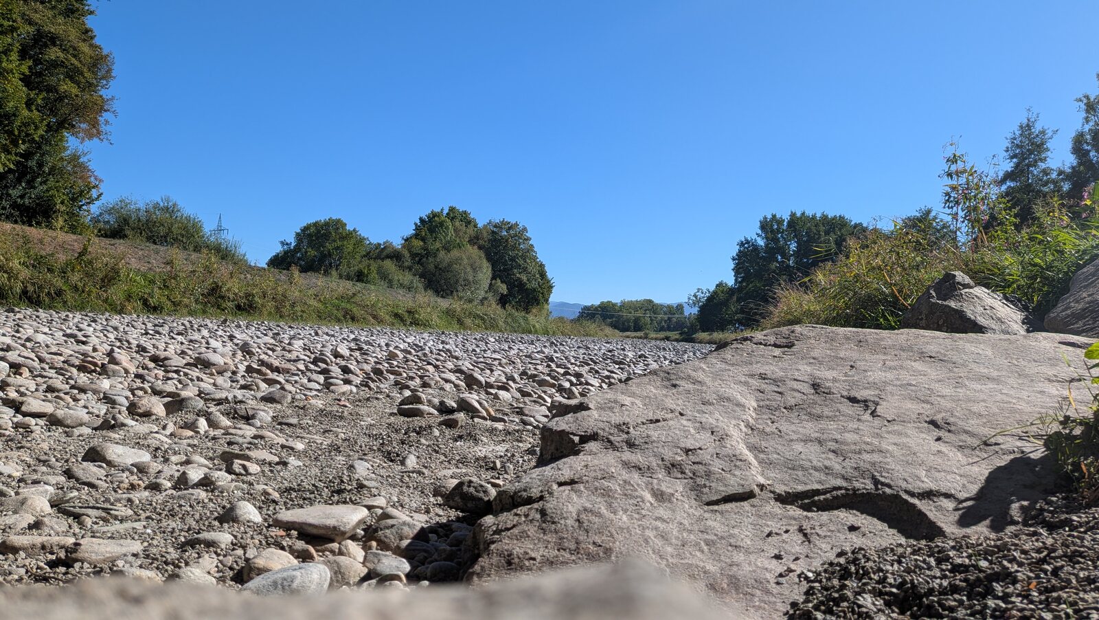 Blick knapp über die Steine im trockenen Flussbett.